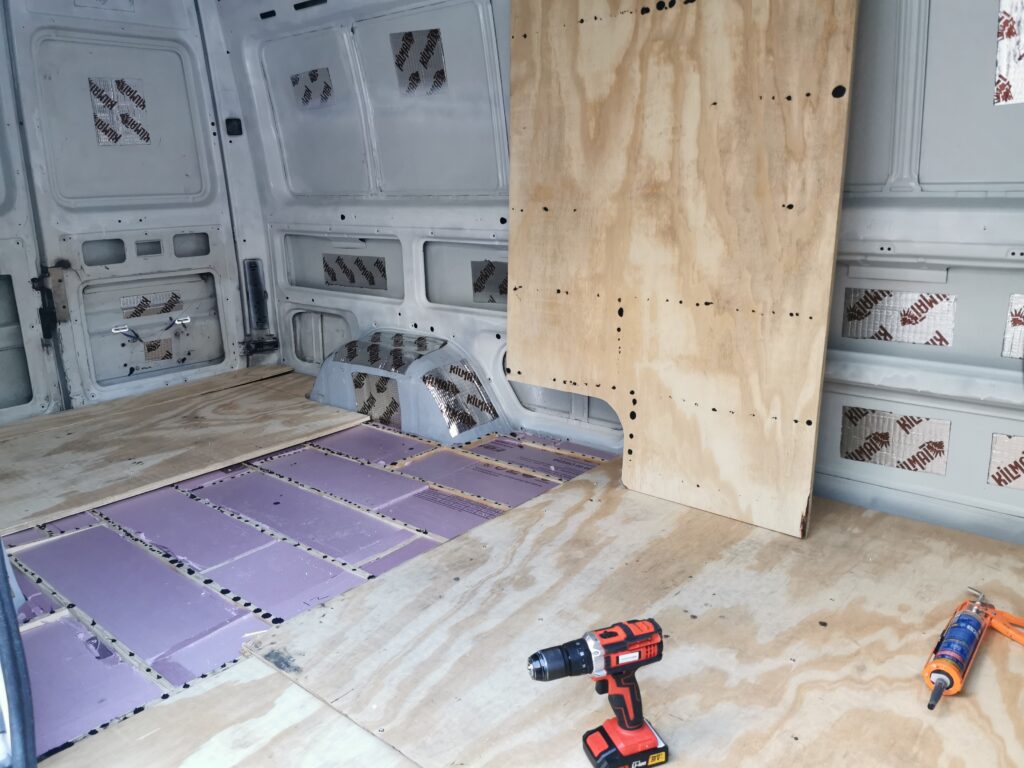 Instalando el piso nuevo de la Sprinter