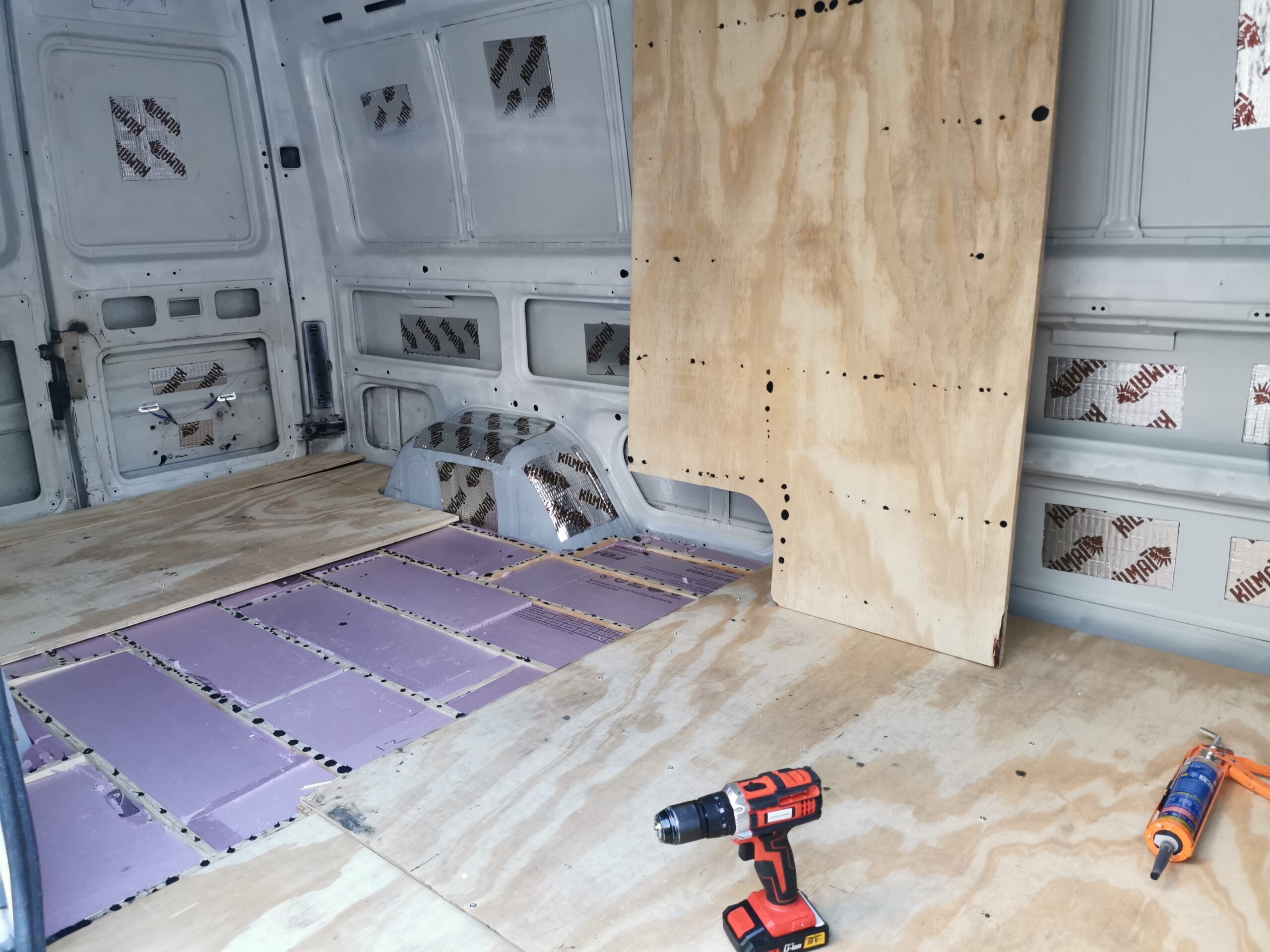 Instalando el piso nuevo de la Sprinter