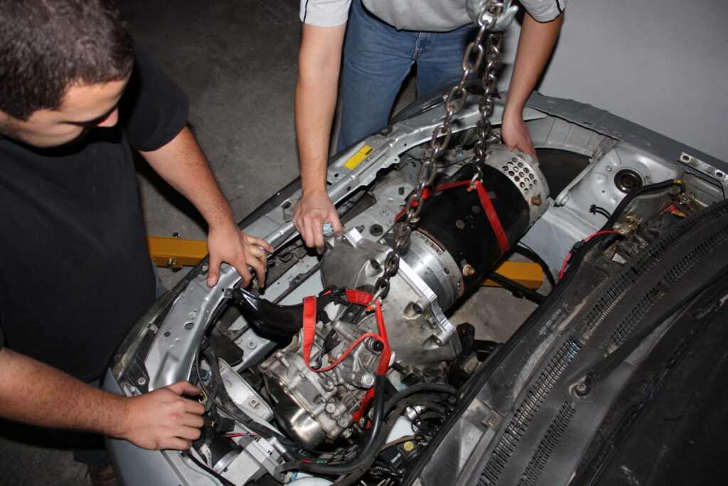 Carlos Ramírez y Ricardo Rivas instalando el motor eléctrico del Chevy StreetEV
