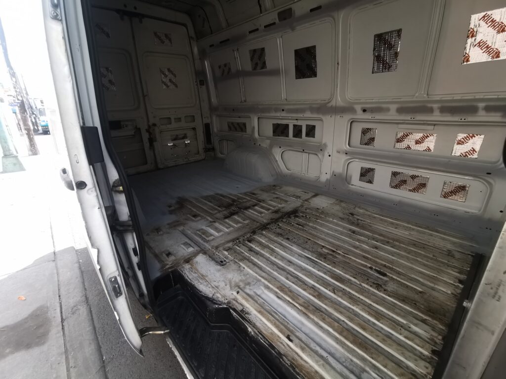Aplicando Primer a la caja de la Sprinter